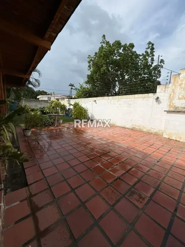 Casa para remodelar en Colinas de Santa Rosa - 2