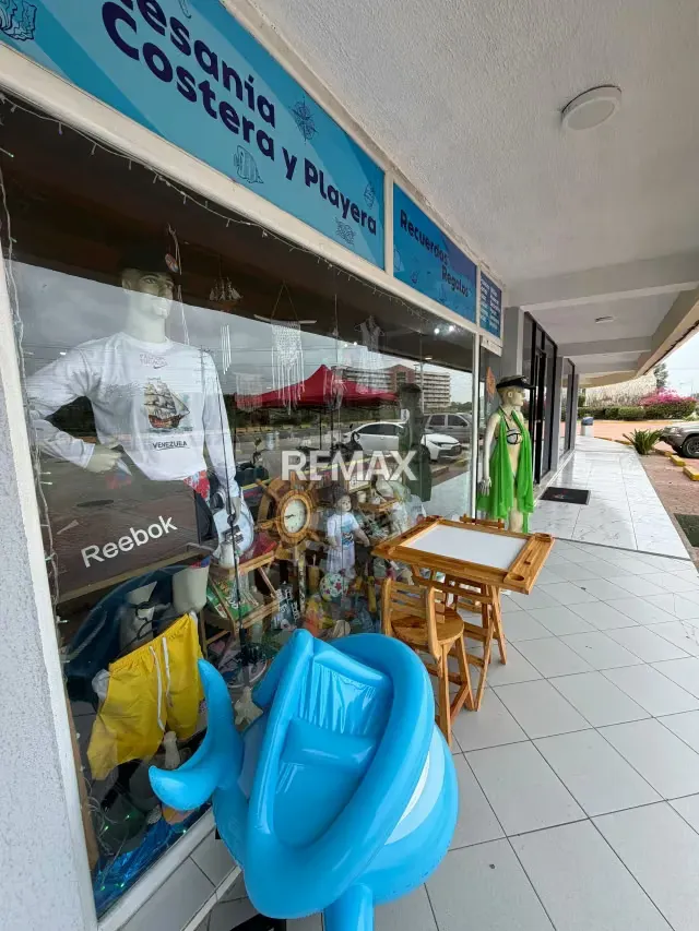 Local nivel planta baja en venta con fondo de comercio listo para operar en Centro Comercial Caribbean en Tucacas
