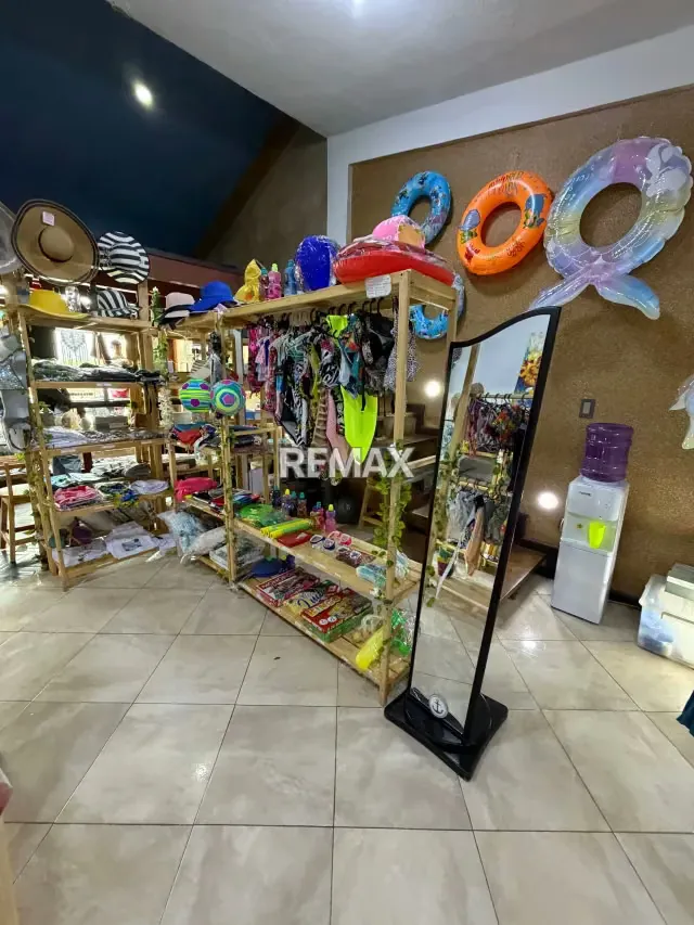 Local nivel planta baja en venta con fondo de comercio listo para operar en Centro Comercial Caribbean en Tucacas - 11