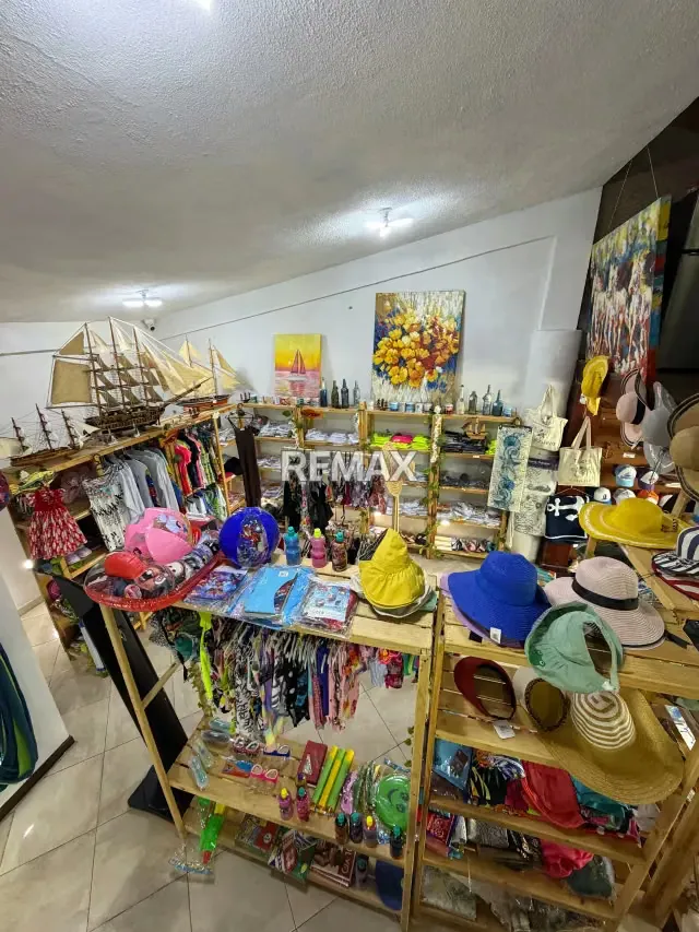 Local nivel planta baja en venta con fondo de comercio listo para operar en Centro Comercial Caribbean en Tucacas - 4