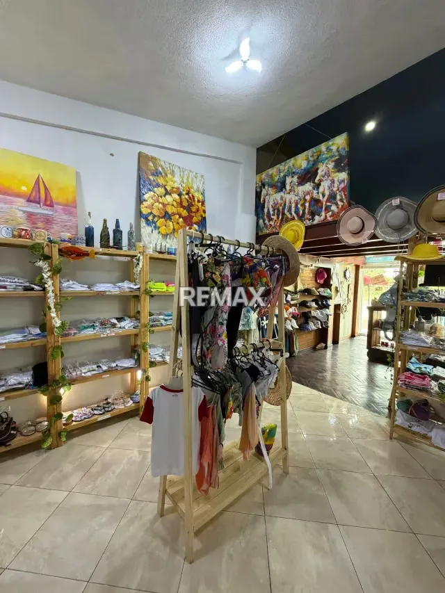 Local nivel planta baja en venta con fondo de comercio listo para operar en Centro Comercial Caribbean en Tucacas - 10