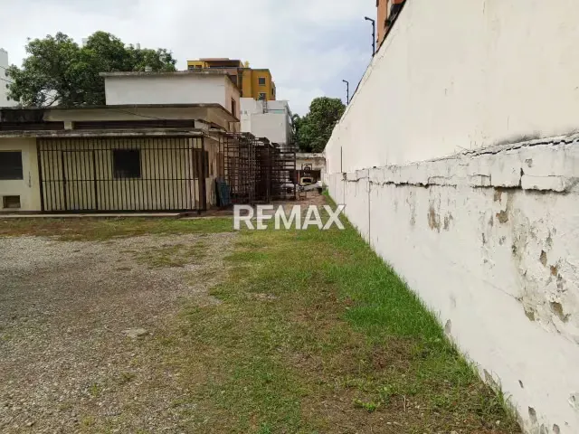 Terreno de 1473m2 zonificación R5 en Venta con ubicación privilegiada Casco Central Lecheria Venezuela - 3