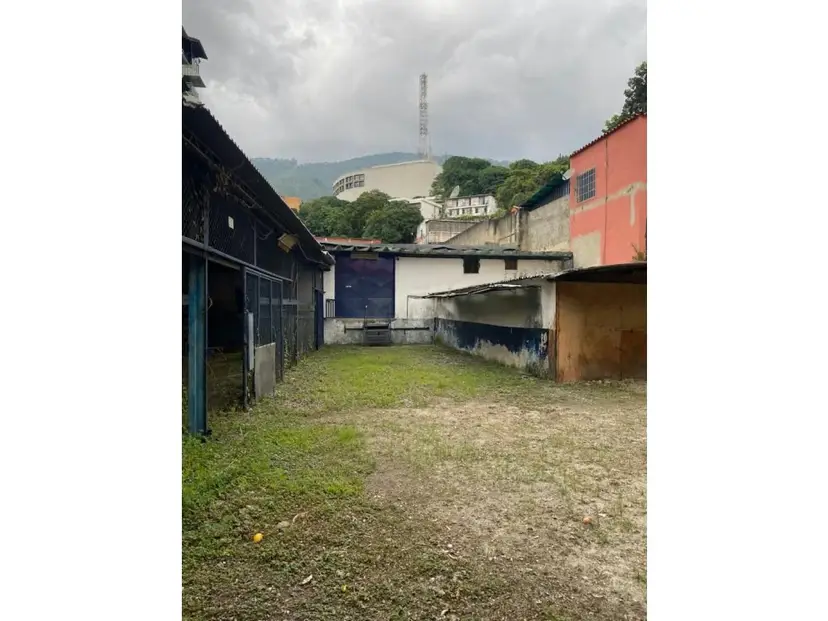 Vendo terreno 2900m2 Av. Andrés Bello Los Caobos 0307
