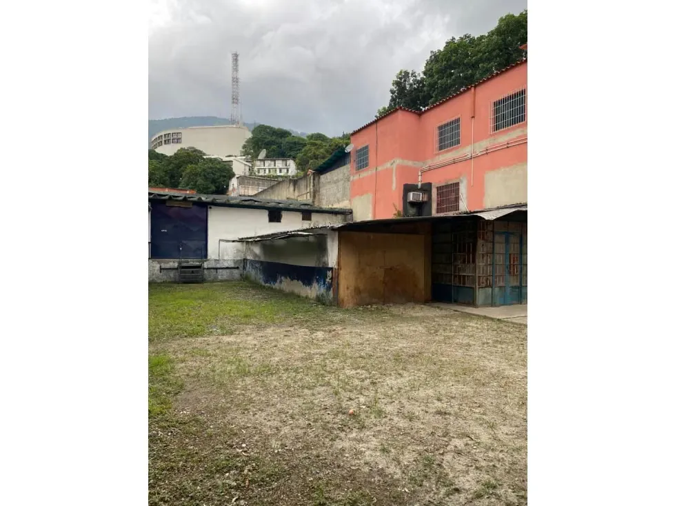 Vendo terreno 2900m2 Av. Andrés Bello Los Caobos 0307 - 15
