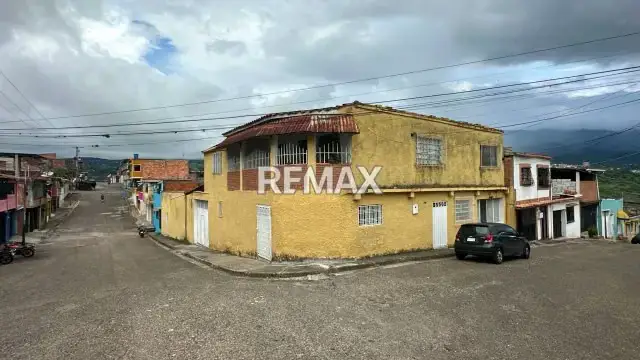 En VENTA casa en TARIBA. Dos (2) cuadras más arriba del FUNDAHOSTA