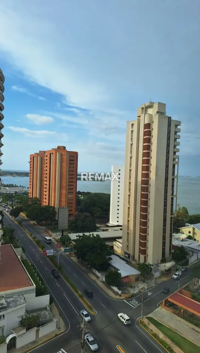 VENDO ESPECTACULAR APARTAMENTO TIPO PENT HOUSE UBICADO ENTRE LA AV. EL MILAGRO Y URBANIZACION LA LAGO