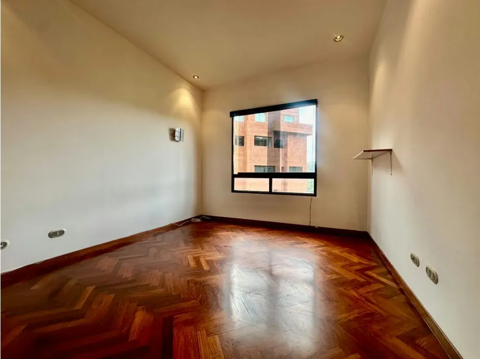 Se alquila Apto 278m² 4h+s/4b+s/4p Colinas de Valle Arriba - 4