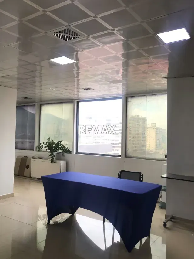 Alquiler de Oficina Remodelada y s-emiamoblada en Centro Comercial Camoruco Av Bolívar con Planta Eléctrica, - 13