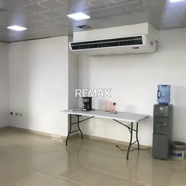 Alquiler de Oficina Remodelada y s-emiamoblada en Centro Comercial Camoruco Av Bolívar con Planta Eléctrica, - 18
