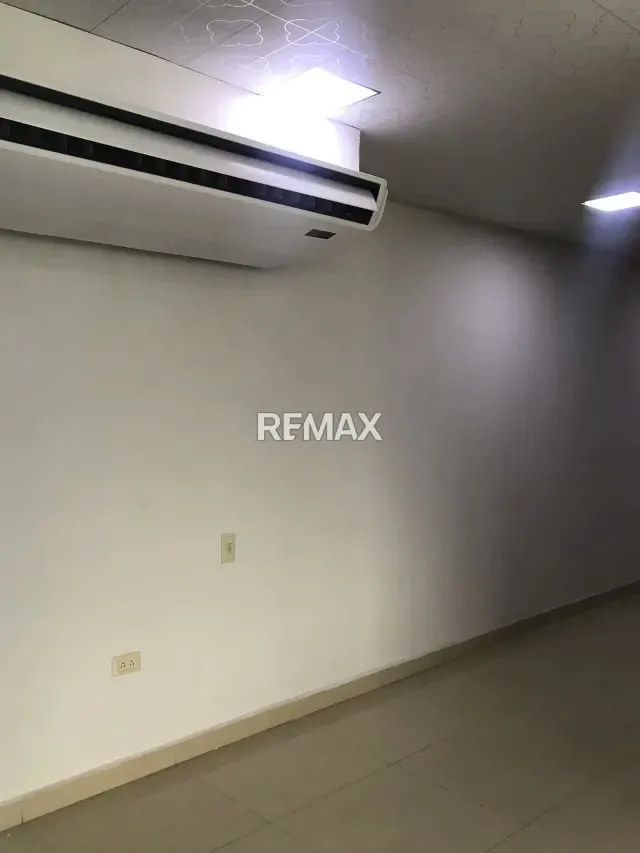 Alquiler de Oficina Remodelada y s-emiamoblada en Centro Comercial Camoruco Av Bolívar con Planta Eléctrica, - 19