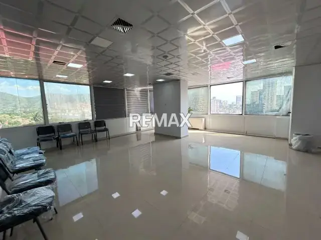 Alquiler de Oficina Remodelada y s-emiamoblada en Centro Comercial Camoruco Av Bolívar con Planta Eléctrica,