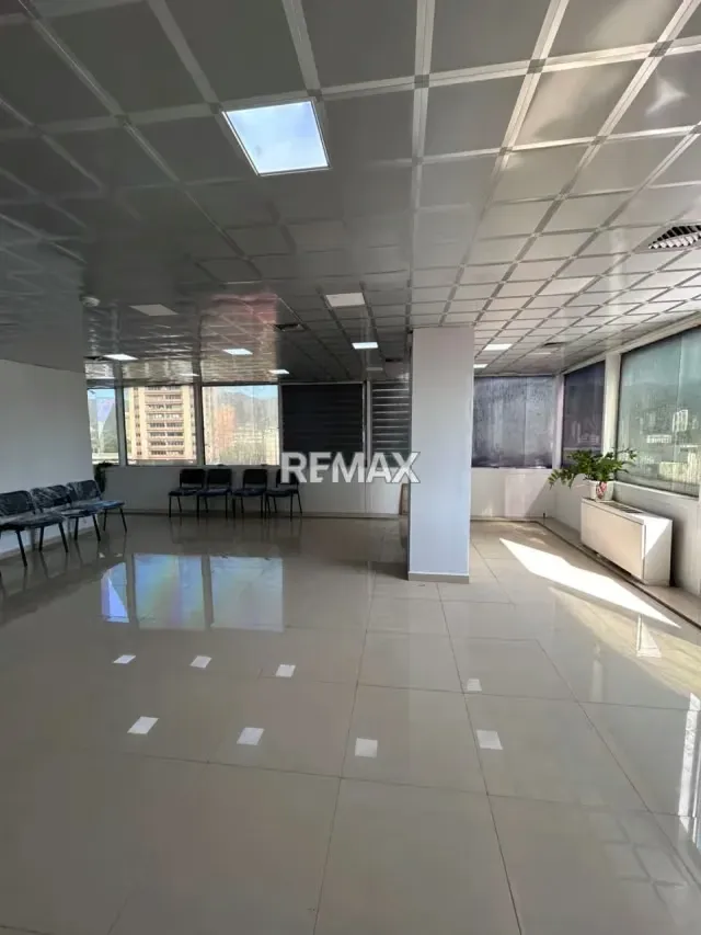 Alquiler de Oficina Remodelada y s-emiamoblada en Centro Comercial Camoruco Av Bolívar con Planta Eléctrica, - 4