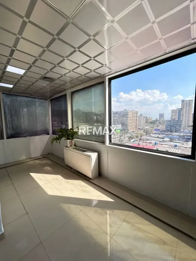 Alquiler de Oficina Remodelada y s-emiamoblada en Centro Comercial Camoruco Av Bolívar con Planta Eléctrica, - 5