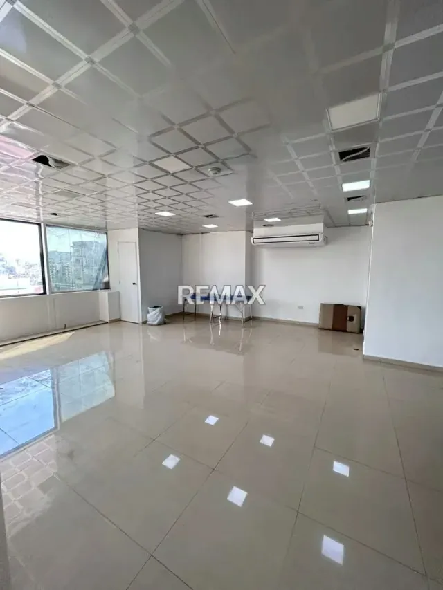 Alquiler de Oficina Remodelada y s-emiamoblada en Centro Comercial Camoruco Av Bolívar con Planta Eléctrica, - 6