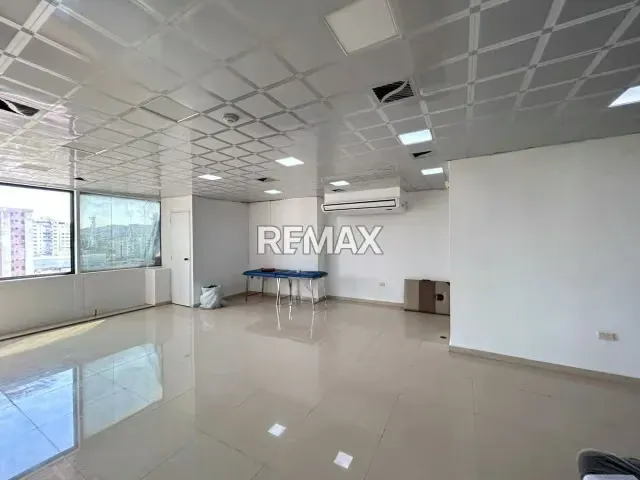 Alquiler de Oficina Remodelada y s-emiamoblada en Centro Comercial Camoruco Av Bolívar con Planta Eléctrica, - 7