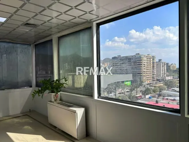 Alquiler de Oficina Remodelada y s-emiamoblada en Centro Comercial Camoruco Av Bolívar con Planta Eléctrica, - 8