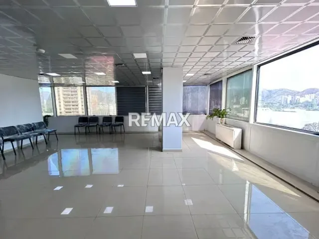 Alquiler de Oficina Remodelada y s-emiamoblada en Centro Comercial Camoruco Av Bolívar con Planta Eléctrica, - 9