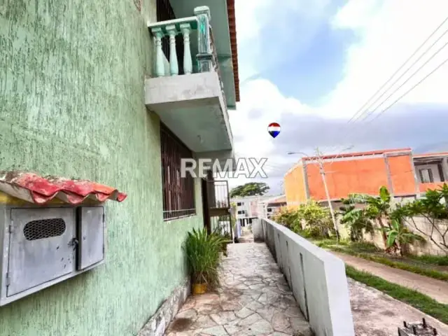 CASA UNIFAMILIAR, IDEAL PARA USO COMERCIAL MUY CERCA DEL CASCO HISTORICO EN LA ASUNCION