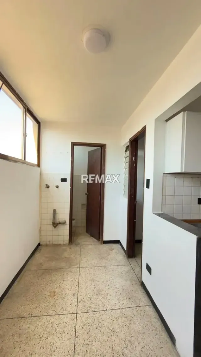 APARTAMENTO EN CECILIO ACOSTA CON SANTA RITA - 3