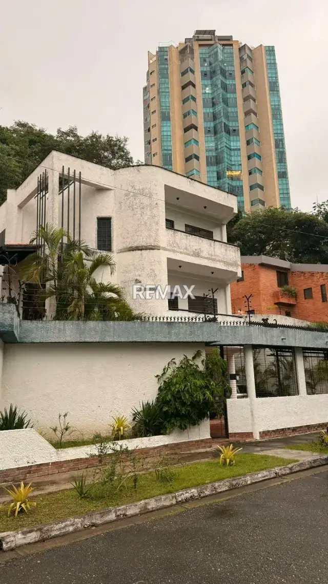 ESPECTACULAR CASA EN LA TRIGALEÑA CALLE CERRADA