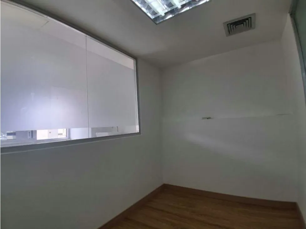 SE ALQUILA OFICINA EN SABANA GRANDE 50m2 - 12
