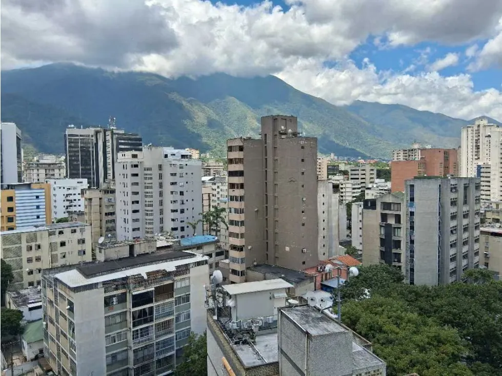SE ALQUILA OFICINA EN SABANA GRANDE 50m2 - 7