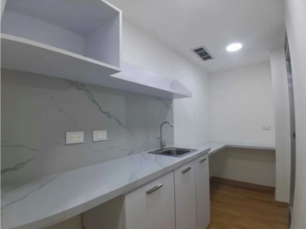 SE ALQUILA OFICINA EN SABANA GRANDE 50m2 - 8