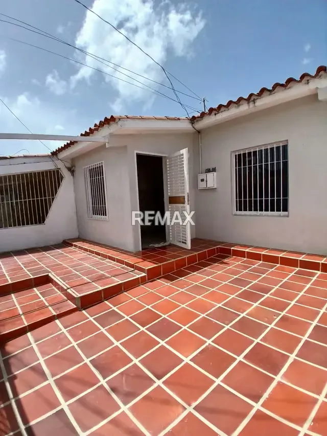 EN ALQUILER Hermosa y Cómoda Casa URBANIZACIÓN DON AURELIO ZONA NORTE