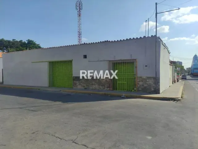 A LA VENTA CASA COMERCIAL CON 3 LOCALES, EN BARQUISIMETO