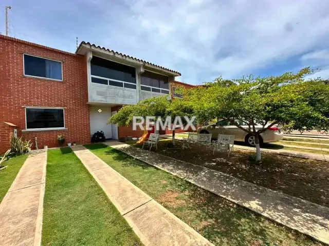 EN VENTA TOWNHOUSE EN CONJ. RESD. VISTA AZUL CON POZO DE AGUA - ISLA DE MARGARITA