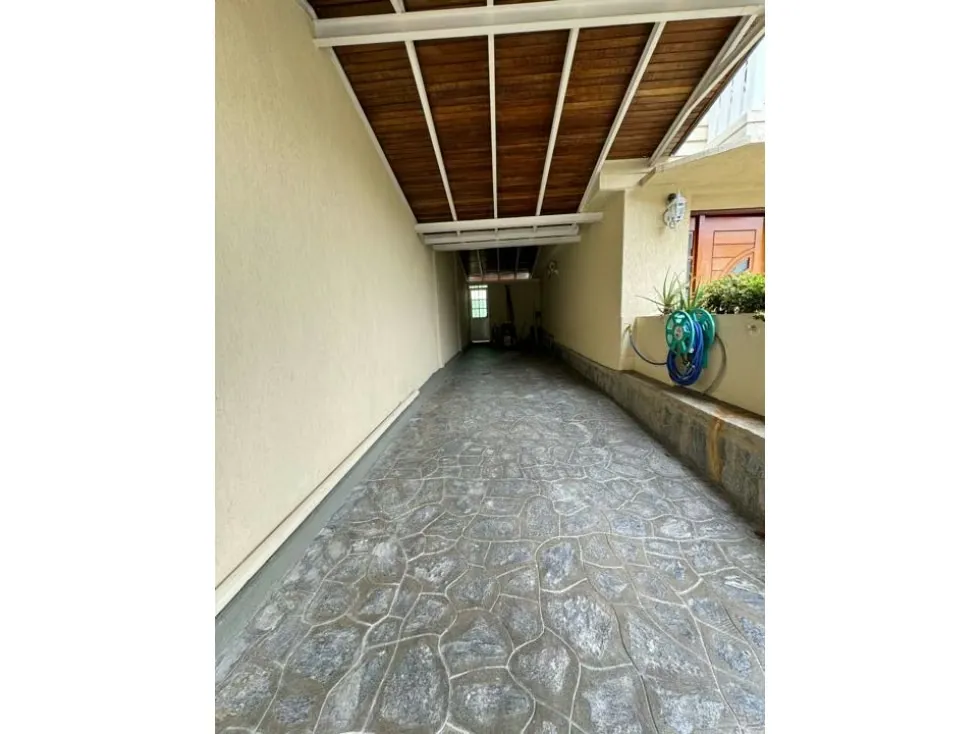 CASA EN VENTA 1.026 m2 - URB. ALTO PRADO - 33
