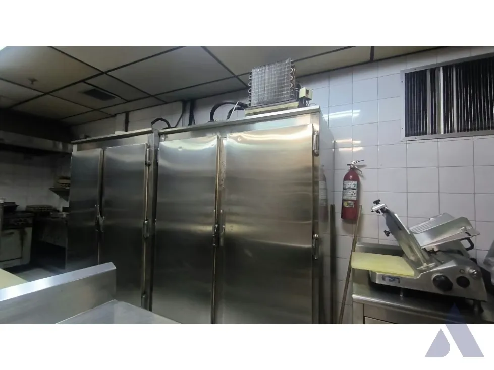 Vendo/alquilo local comercial 289m2 La Urbina 3228 - 12