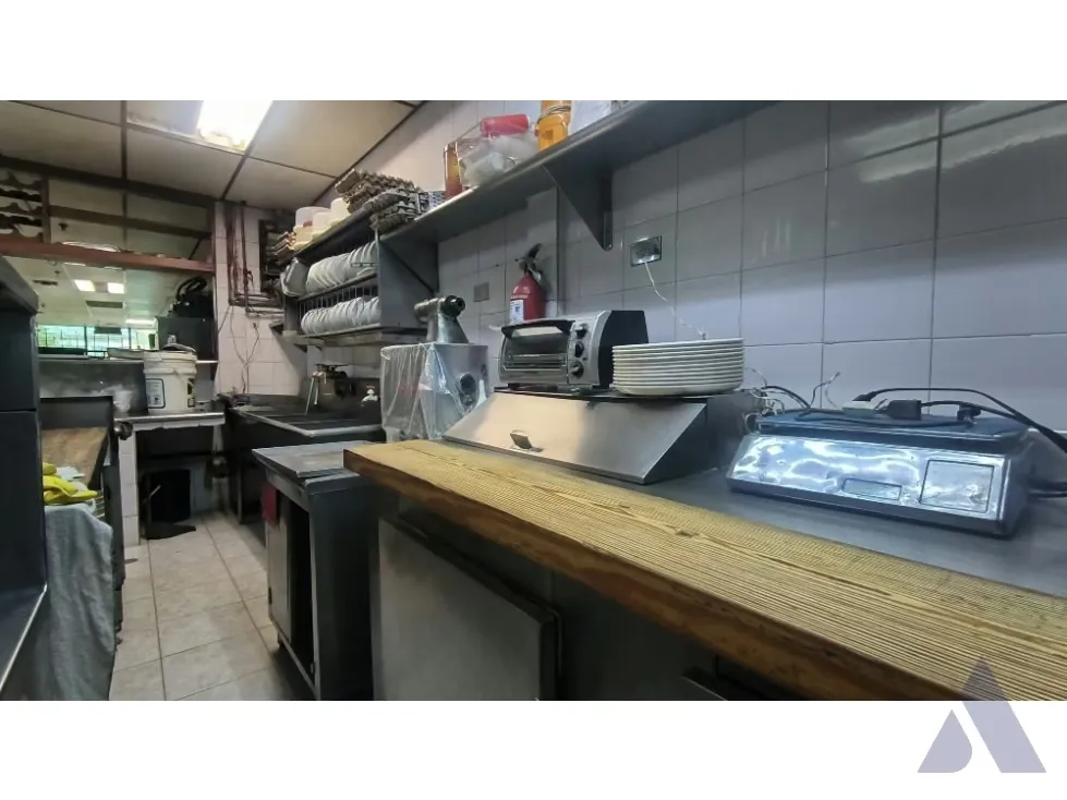 Vendo/alquilo local comercial 289m2 La Urbina 3228 - 9