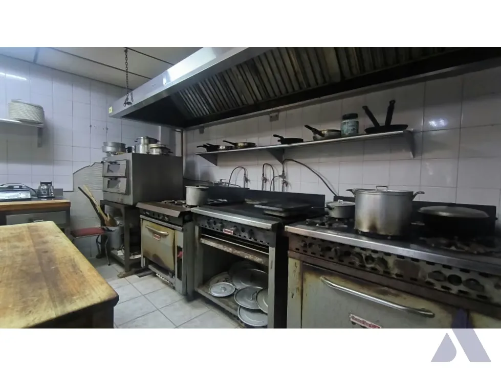 Vendo/alquilo local comercial 289m2 La Urbina 3228 - 10