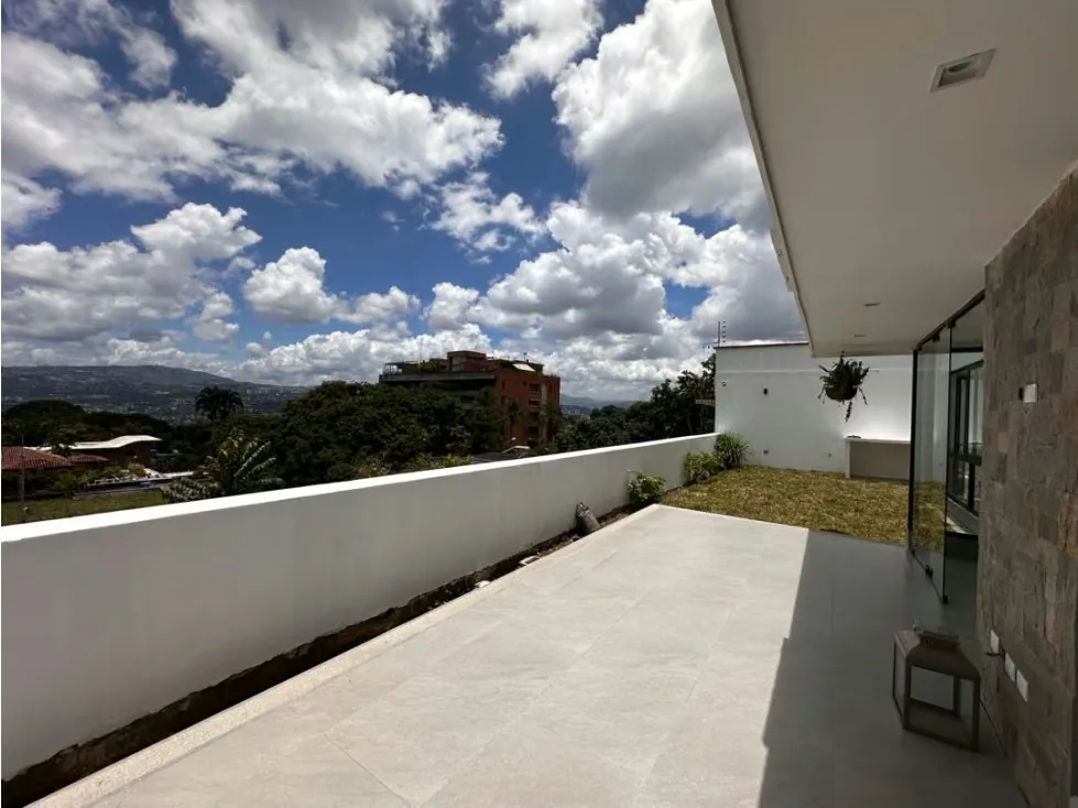Se vende casa 500m2. 3H+S/4B+S/3P. Sebucan - 2