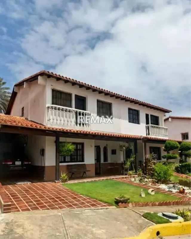 TOWNHOUSE EN VENTA CON PISCINA,CERCA DE COLEGIO,SAMBIL,PLAYAS - 2