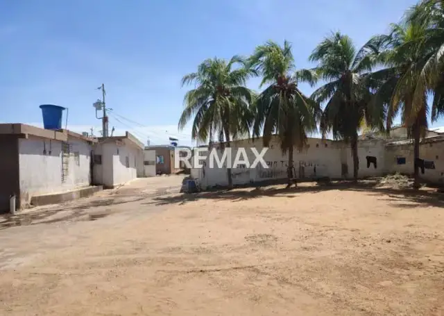 Casa con Muelle a Orillas de la Playa