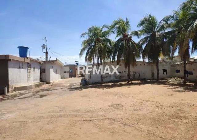 Casa con Muelle a Orillas de la Playa