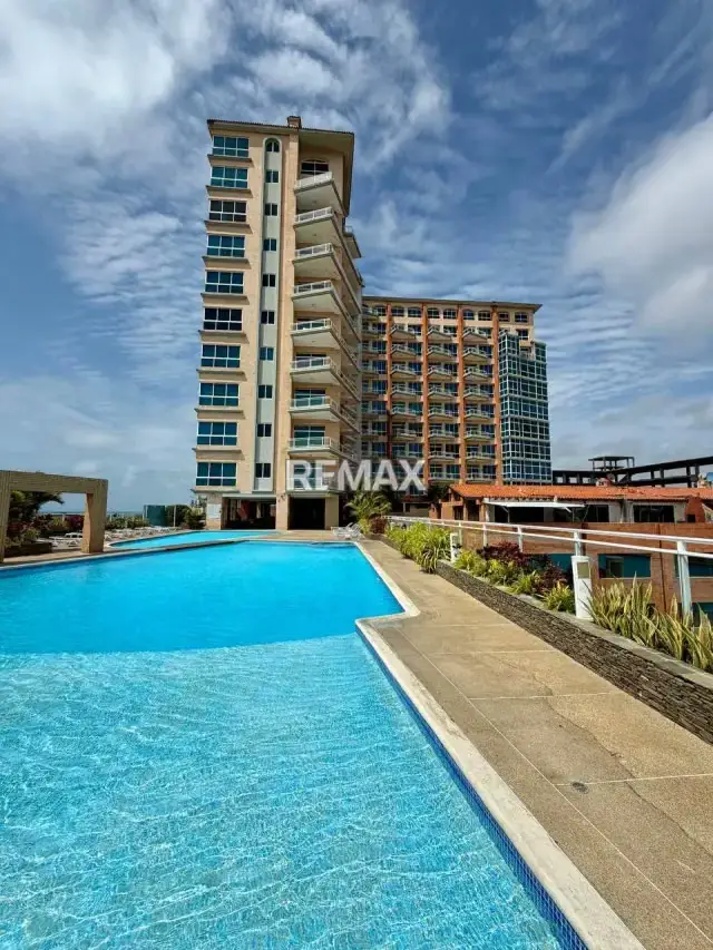En Venta: Lujoso Apartamento Remodelado con Terraza y Marina Privada en Edificio Puerto Varadero