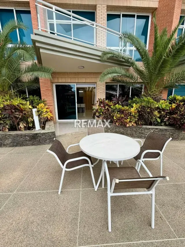 En Venta: Lujoso Apartamento Remodelado con Terraza y Marina Privada en Edificio Puerto Varadero - 11