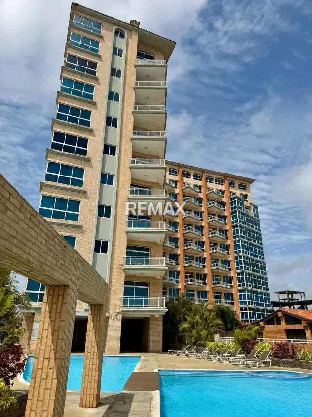 En Venta: Lujoso Apartamento Remodelado con Terraza y Marina Privada en Edificio Puerto Varadero - 14