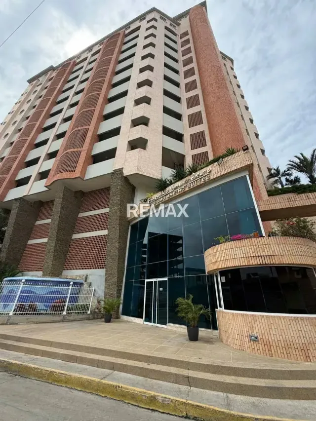 En Venta: Lujoso Apartamento Remodelado con Terraza y Marina Privada en Edificio Puerto Varadero - 2