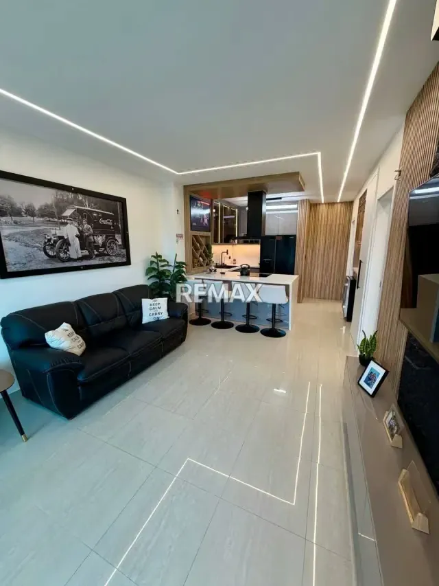 En Venta: Lujoso Apartamento Remodelado con Terraza y Marina Privada en Edificio Puerto Varadero - 3