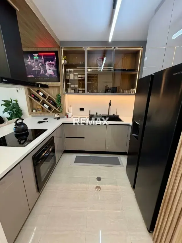 En Venta: Lujoso Apartamento Remodelado con Terraza y Marina Privada en Edificio Puerto Varadero - 5