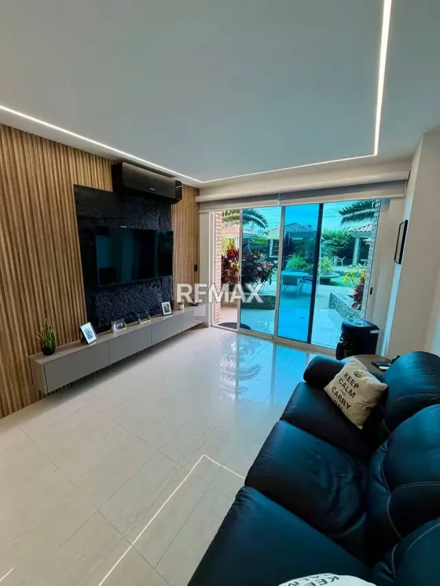 En Venta: Lujoso Apartamento Remodelado con Terraza y Marina Privada en Edificio Puerto Varadero - 9