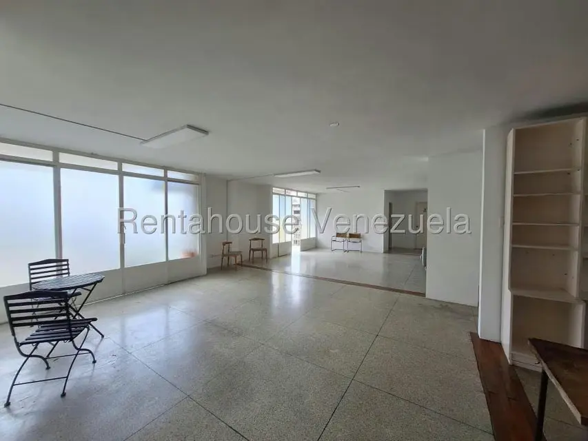 Apartamento (1 Nivel) en Alquiler en Los Palos Grandes, Distrito Metropolitano - 2