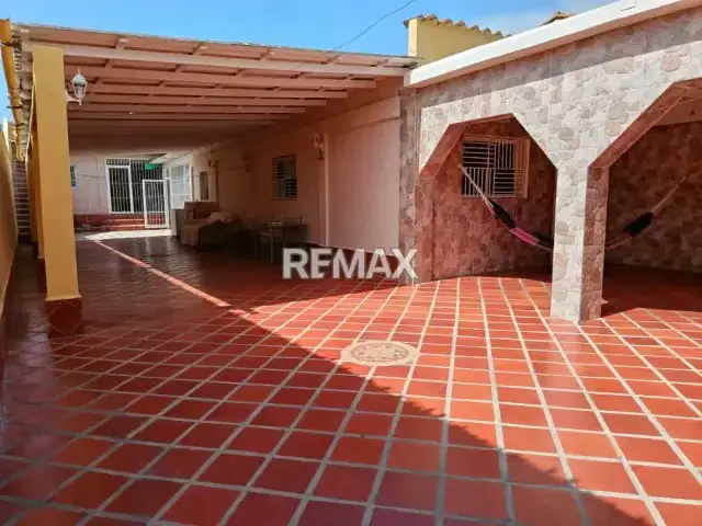 CASA CON 3 APARTAMENTOS, CON ESTILO TRADICIONAL, EN AVENIDA TERRANOVA, SECTOR GENOVES