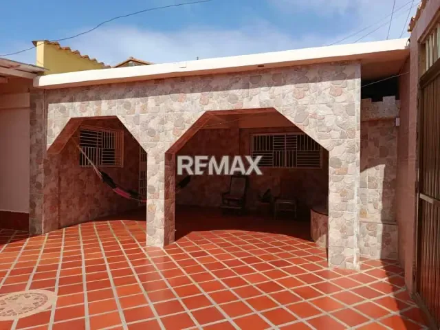 CASA CON 3 APARTAMENTOS, CON ESTILO TRADICIONAL, EN AVENIDA TERRANOVA, SECTOR GENOVES - 15