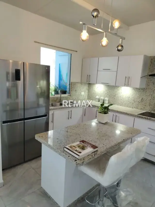 Venta de casa de 2 niveles con locales comerciales en Fundalara Barquisimeto