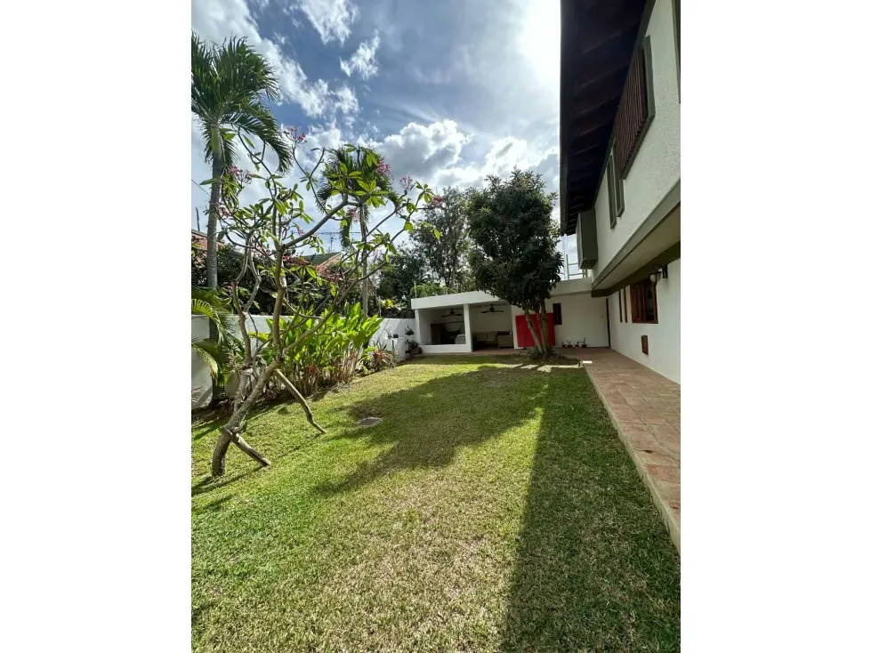 Vendo casa c/ jardín en calle cerrada 447m2 Caurimare 4834 - 13